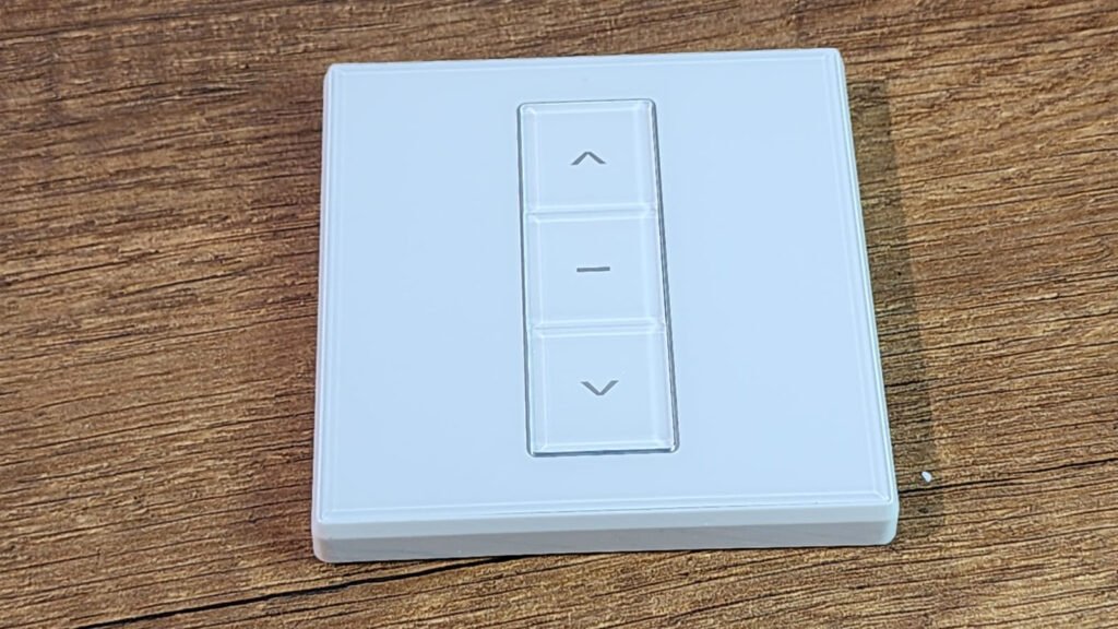 ACATAY D32030 kodlu duvar tipi tek kanallı RF kumanda, jaluzi anahtarı tasarımında, motorlu perde ve stor kontrolü için geliştirilmiş bir üründür.
