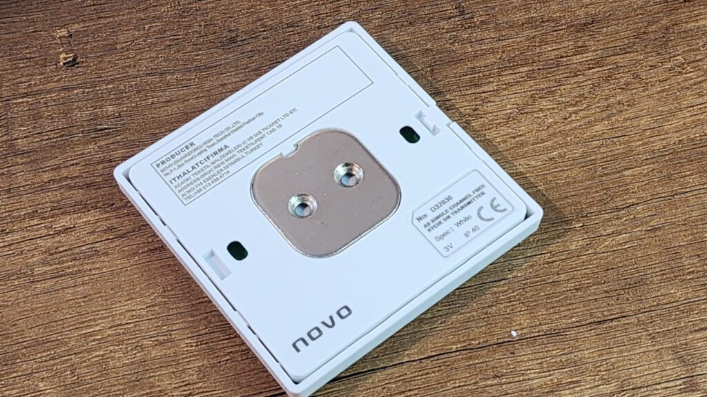 ACATAY D32030 duvar tipi tek kanallı RF uzaktan kumanda, modern tasarımı ve motorlu perde kontrol özellikleriyle öne çıkan bir üründür.