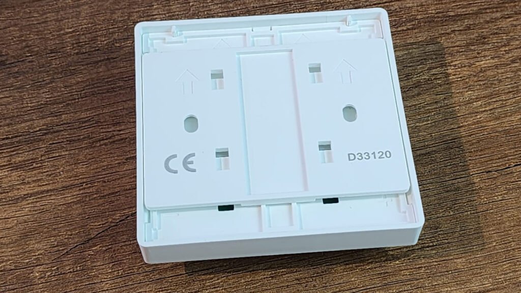 ACATAY D33120, AC dikey perde motorları için özel olarak tasarlanmış, jaluzi anahtarı şeklinde bir RF uzaktan kumandadır.