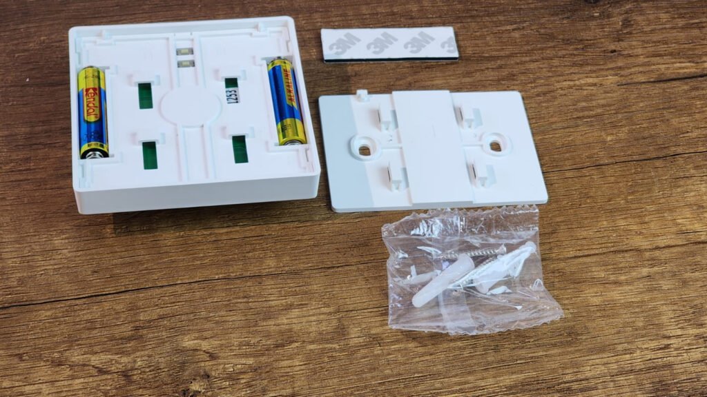 ACATAY D33120 RF uzaktan kumanda, AC dikey perde motorları için geliştirilmiş, modern ve duvar tipi bir kontrol cihazıdır.