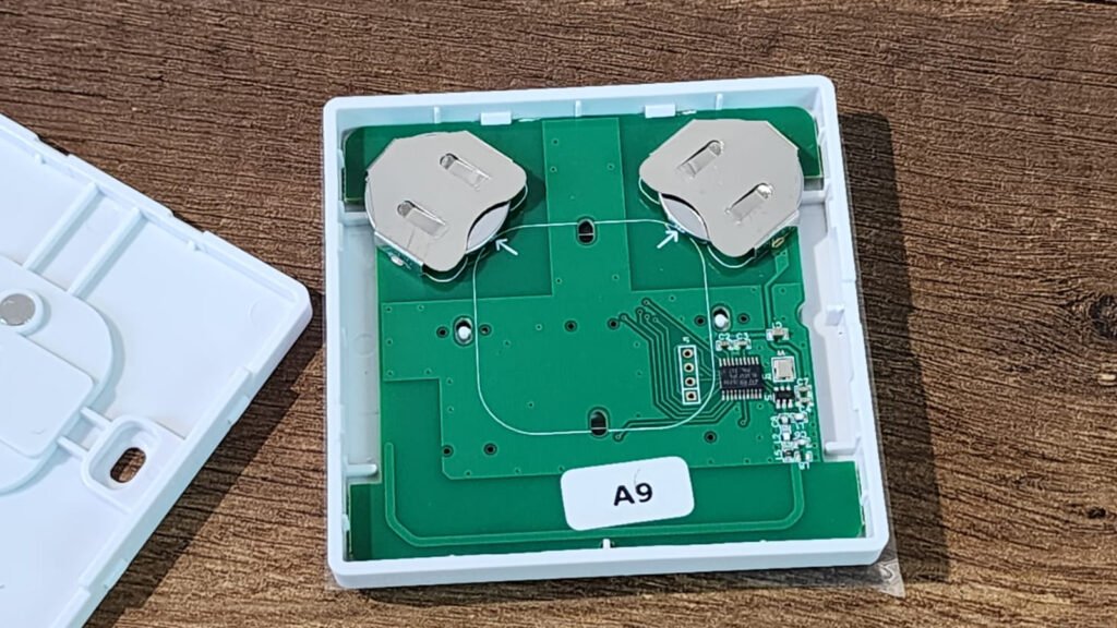 ACATAY D32030 duvar tipi, tek kanallı RF uzaktan kumanda, AC perde ve stor perde motorları ile uyumludur. Modern tasarımı ve sade yapısıyla hem ev hem de ofis kullanımı için idealdir.